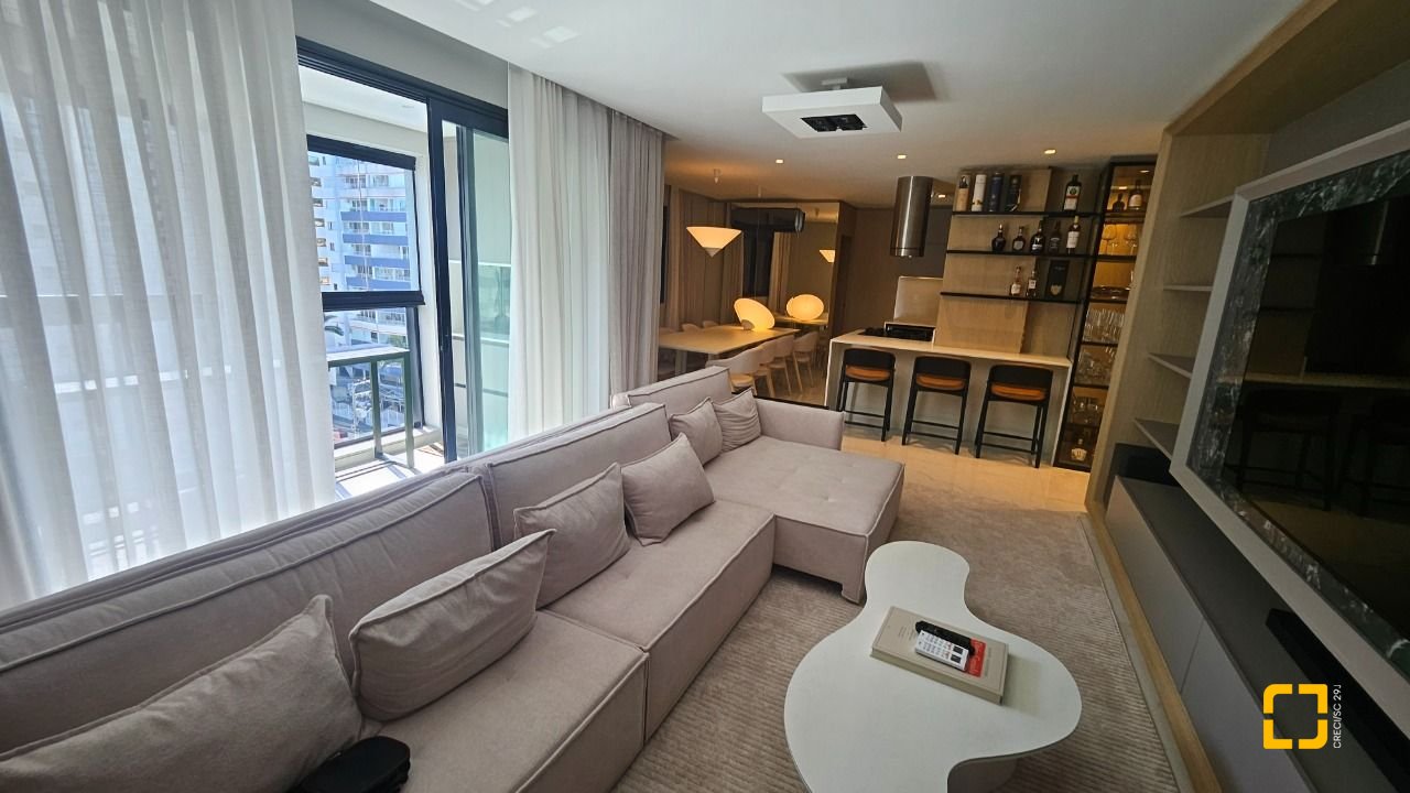 Apartamento com 180m², 7 quartos (sendo 3 suítes), 4 garagens, no bairro Centro em Florianópolis