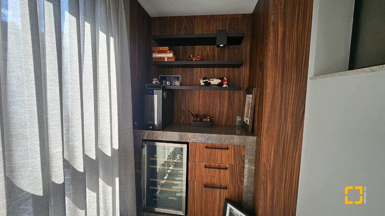 Apartamento com 180m², 7 quartos (sendo 3 suítes), 4 garagens, no bairro Centro em Florianópolis