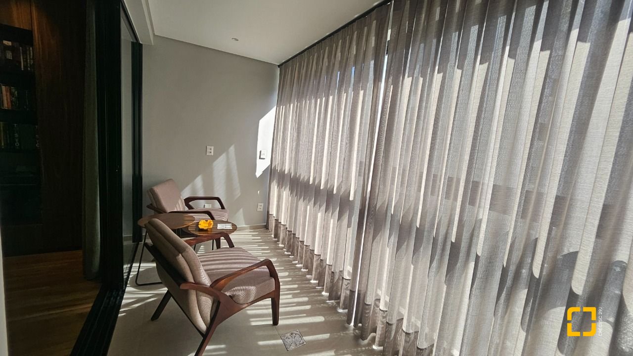 Apartamento com 180m², 7 quartos (sendo 3 suítes), 4 garagens, no bairro Centro em Florianópolis