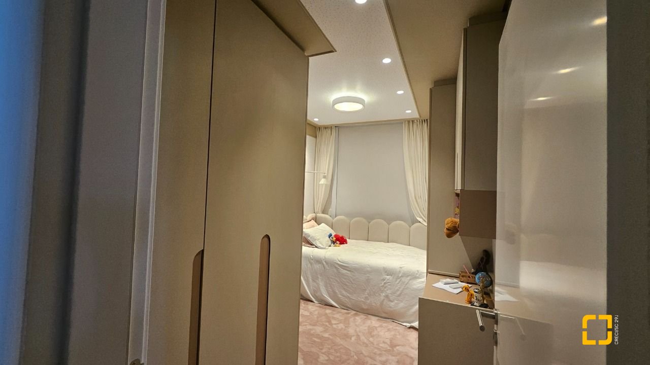 Apartamento com 180m², 7 quartos (sendo 3 suítes), 4 garagens, no bairro Centro em Florianópolis