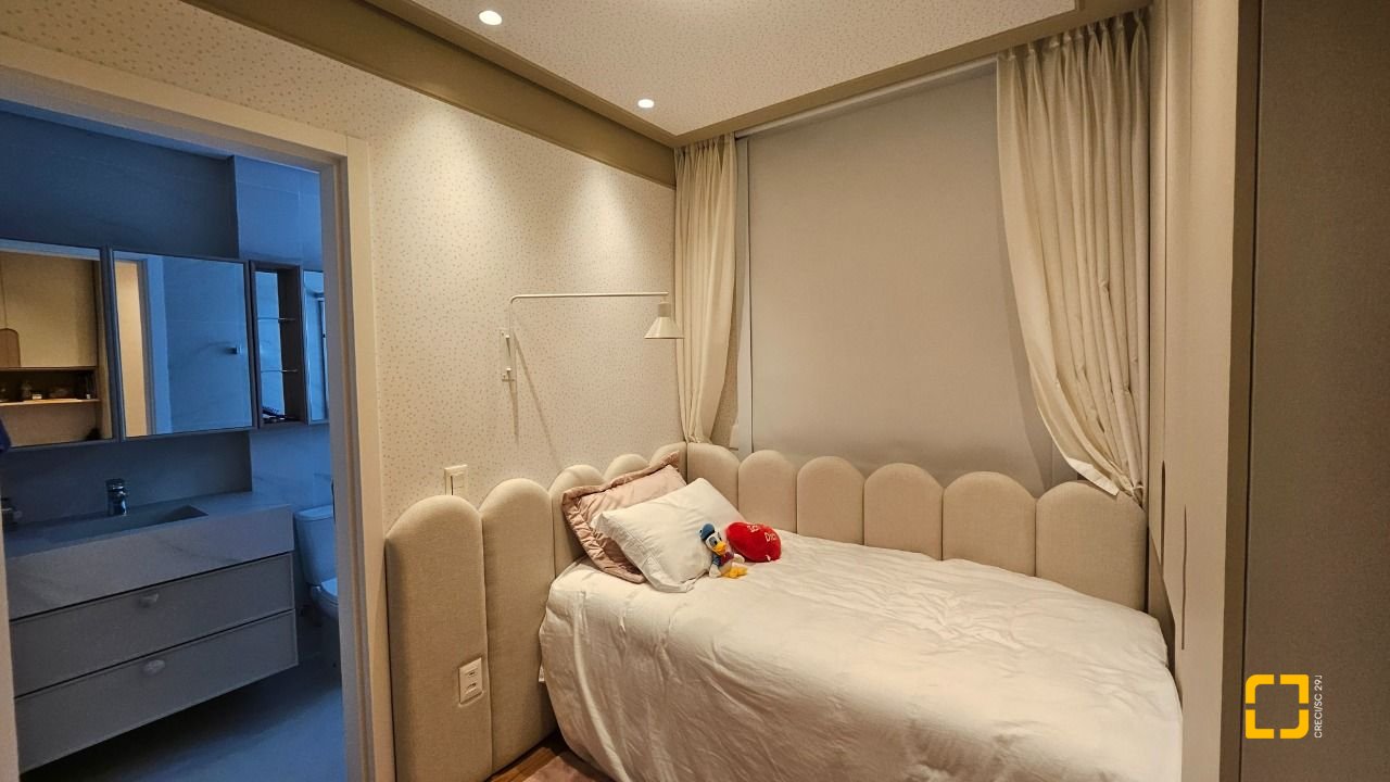 Apartamento com 180m², 7 quartos (sendo 3 suítes), 4 garagens, no bairro Centro em Florianópolis