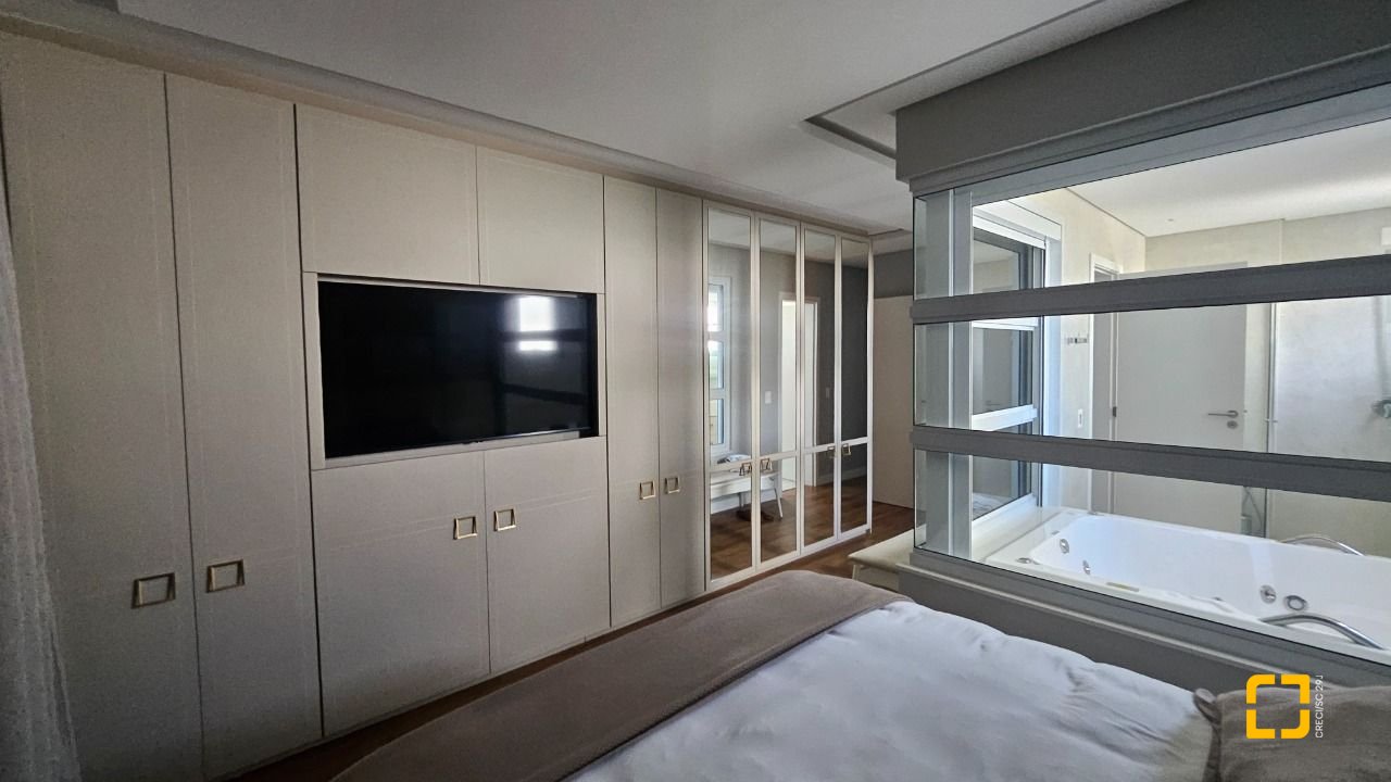 Apartamento com 180m², 7 quartos (sendo 3 suítes), 4 garagens, no bairro Centro em Florianópolis