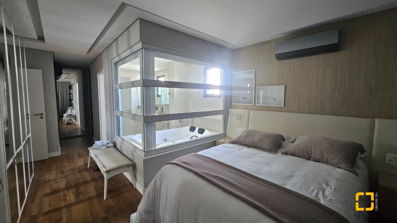 Apartamento com 180m², 7 quartos (sendo 3 suítes), 4 garagens, no bairro Centro em Florianópolis