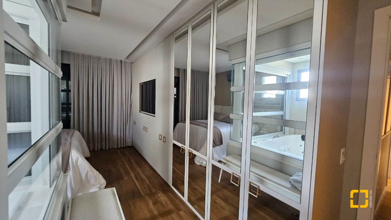 Apartamento com 180m², 7 quartos (sendo 3 suítes), 4 garagens, no bairro Centro em Florianópolis