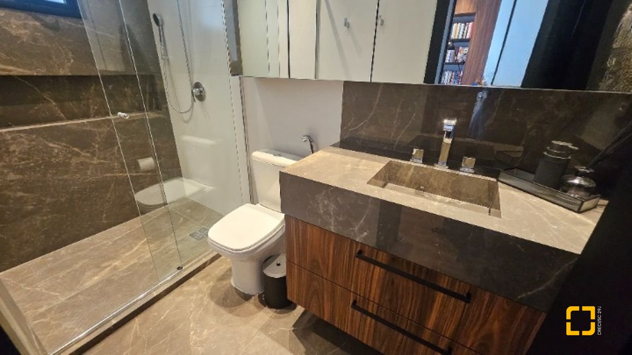 Apartamento com 180m², 7 quartos (sendo 3 suítes), 4 garagens, no bairro Centro em Florianópolis