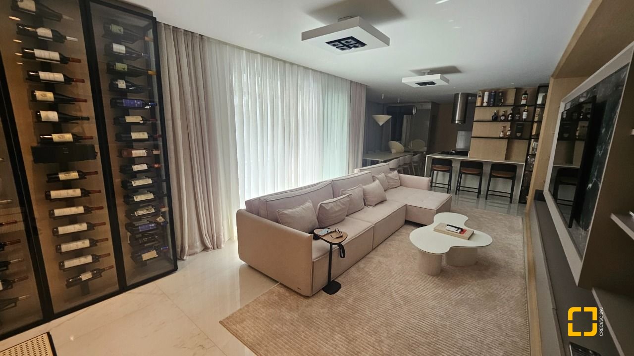 Apartamento com 180m², 7 quartos (sendo 3 suítes), 4 garagens, no bairro Centro em Florianópolis