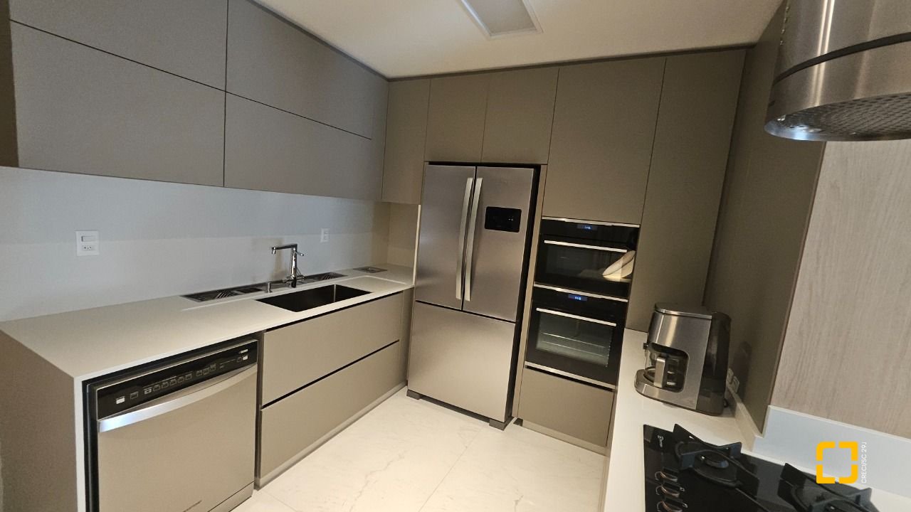 Apartamento com 180m², 7 quartos (sendo 3 suítes), 4 garagens, no bairro Centro em Florianópolis