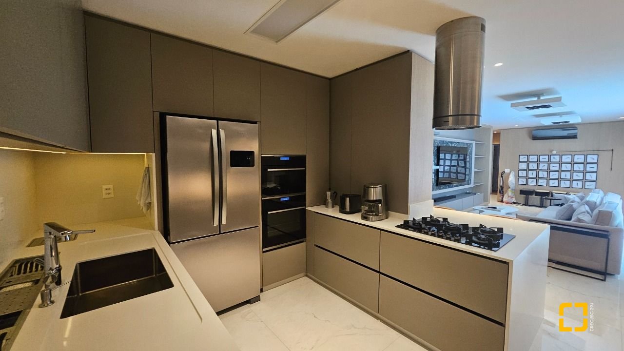 Apartamento com 180m², 7 quartos (sendo 3 suítes), 4 garagens, no bairro Centro em Florianópolis