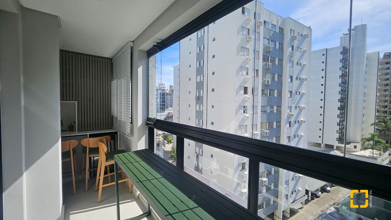 Apartamento com 180m², 7 quartos (sendo 3 suítes), 4 garagens, no bairro Centro em Florianópolis
