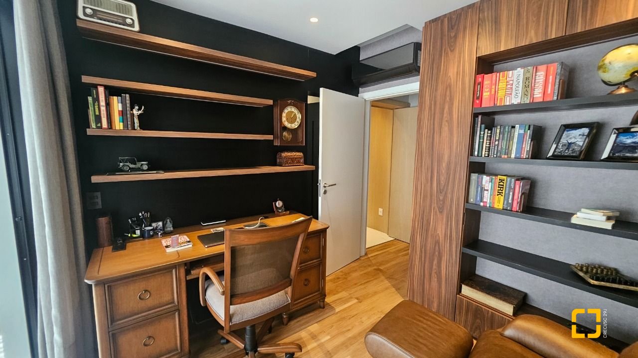 Apartamento com 180m², 7 quartos (sendo 3 suítes), 4 garagens, no bairro Centro em Florianópolis