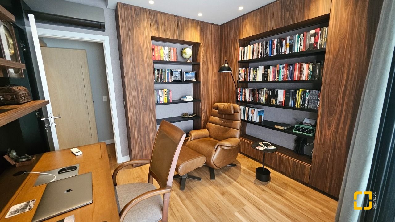 Apartamento com 180m², 7 quartos (sendo 3 suítes), 4 garagens, no bairro Centro em Florianópolis