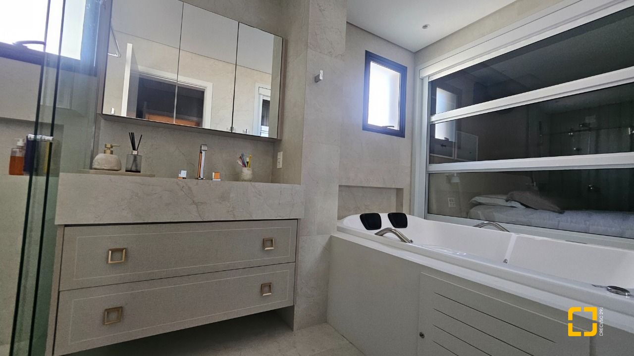 Apartamento com 180m², 7 quartos (sendo 3 suítes), 4 garagens, no bairro Centro em Florianópolis