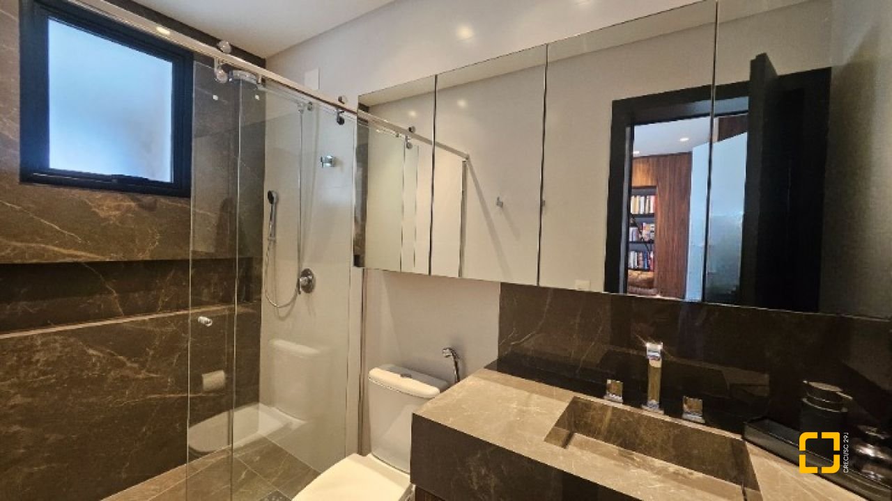 Apartamento com 180m², 7 quartos (sendo 3 suítes), 4 garagens, no bairro Centro em Florianópolis