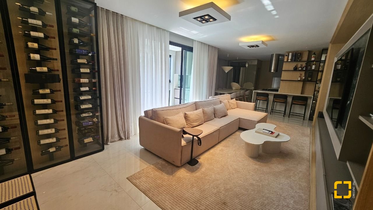 Apartamento com 180m², 7 quartos (sendo 3 suítes), 4 garagens, no bairro Centro em Florianópolis