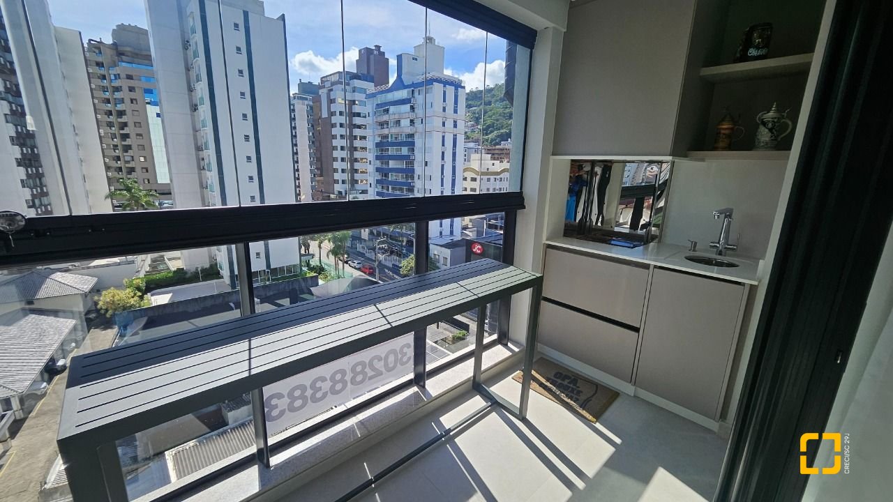 Apartamento com 180m², 7 quartos (sendo 3 suítes), 4 garagens, no bairro Centro em Florianópolis
