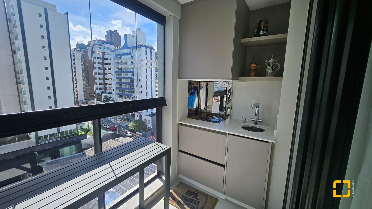 Apartamento com 180m², 7 quartos (sendo 3 suítes), 4 garagens, no bairro Centro em Florianópolis