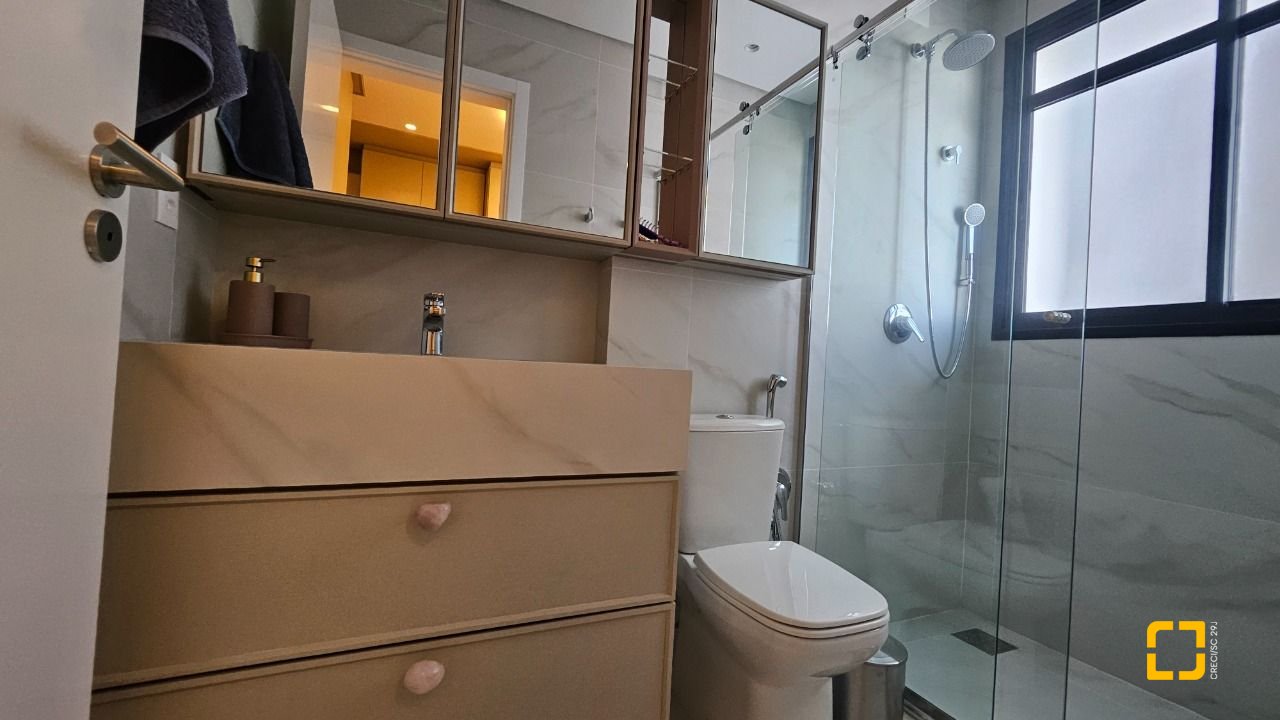 Apartamento com 180m², 7 quartos (sendo 3 suítes), 4 garagens, no bairro Centro em Florianópolis