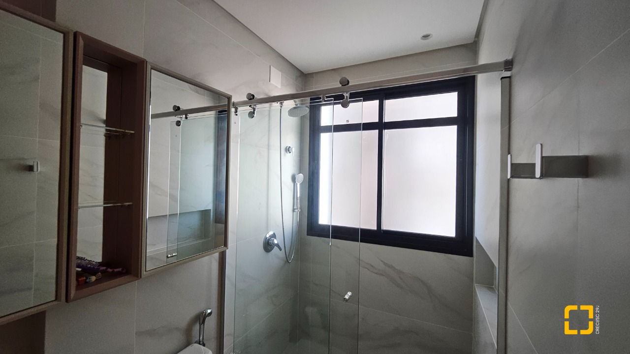 Apartamento com 180m², 7 quartos (sendo 3 suítes), 4 garagens, no bairro Centro em Florianópolis
