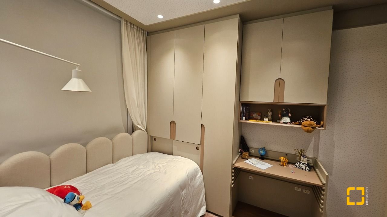 Apartamento com 180m², 7 quartos (sendo 3 suítes), 4 garagens, no bairro Centro em Florianópolis