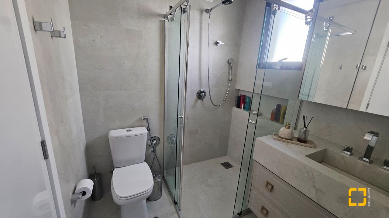Apartamento com 180m², 7 quartos (sendo 3 suítes), 4 garagens, no bairro Centro em Florianópolis