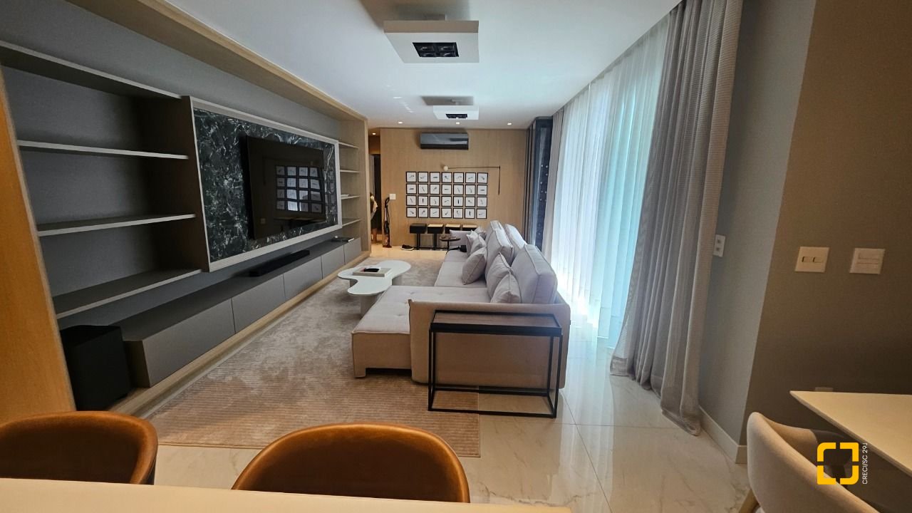 Apartamento com 180m², 7 quartos (sendo 3 suítes), 4 garagens, no bairro Centro em Florianópolis
