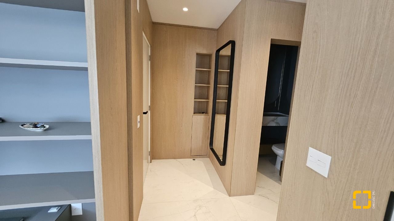 Apartamento com 180m², 7 quartos (sendo 3 suítes), 4 garagens, no bairro Centro em Florianópolis
