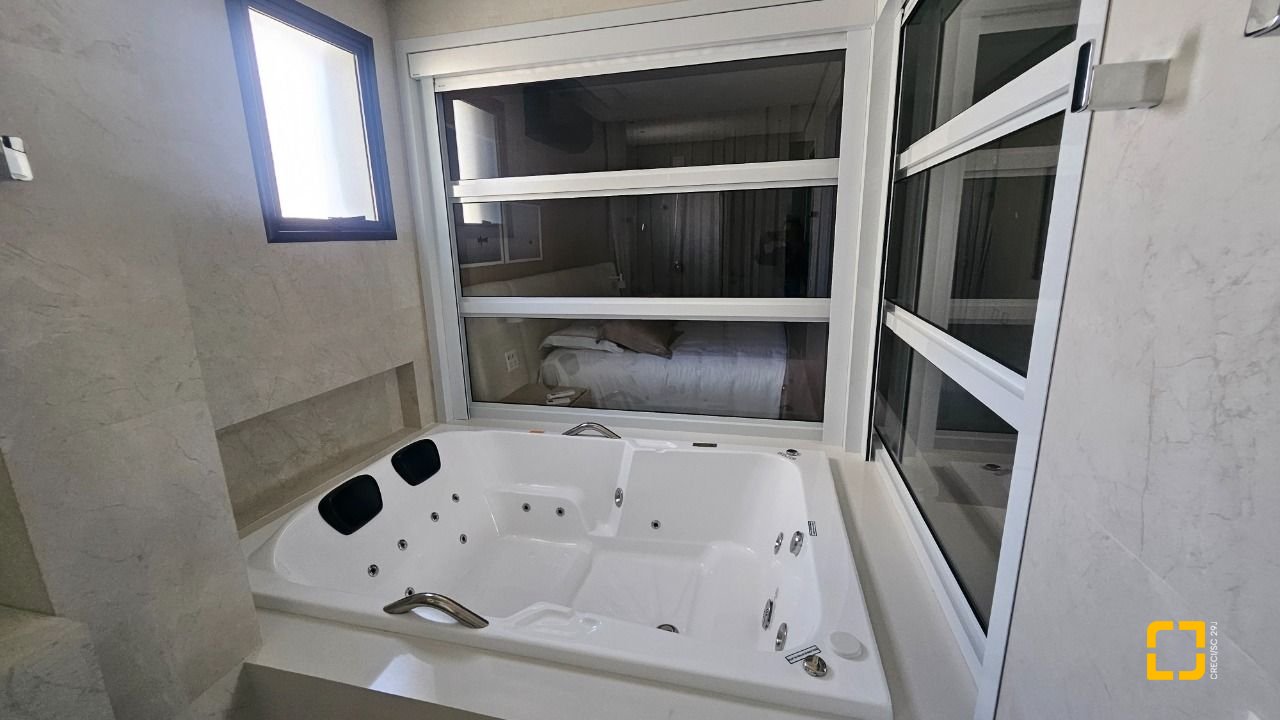 Apartamento com 180m², 7 quartos (sendo 3 suítes), 4 garagens, no bairro Centro em Florianópolis