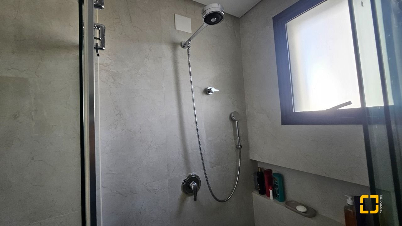 Apartamento com 180m², 7 quartos (sendo 3 suítes), 4 garagens, no bairro Centro em Florianópolis