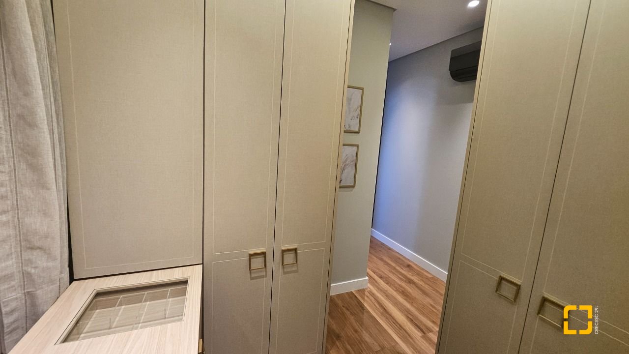 Apartamento com 180m², 7 quartos (sendo 3 suítes), 4 garagens, no bairro Centro em Florianópolis