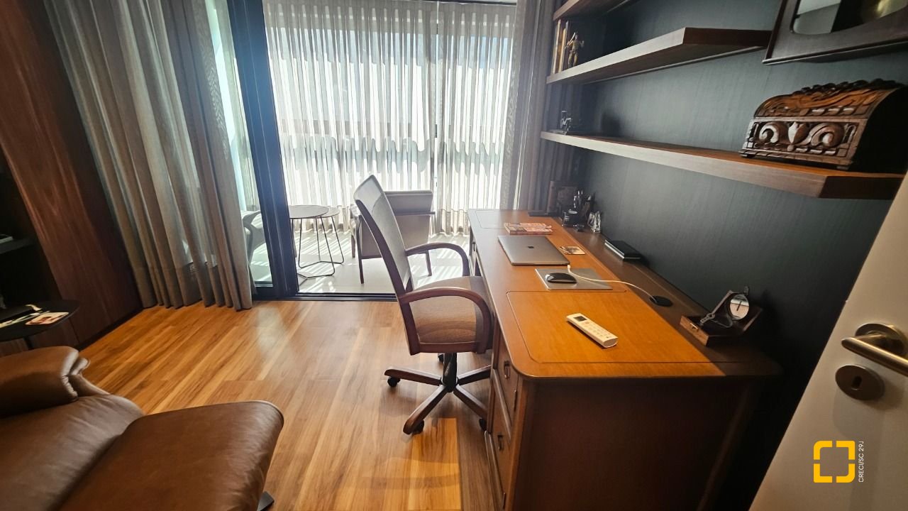 Apartamento com 180m², 7 quartos (sendo 3 suítes), 4 garagens, no bairro Centro em Florianópolis