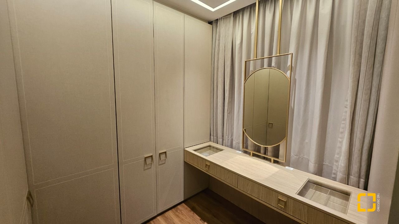 Apartamento com 180m², 7 quartos (sendo 3 suítes), 4 garagens, no bairro Centro em Florianópolis