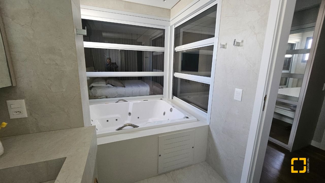 Apartamento com 180m², 7 quartos (sendo 3 suítes), 4 garagens, no bairro Centro em Florianópolis
