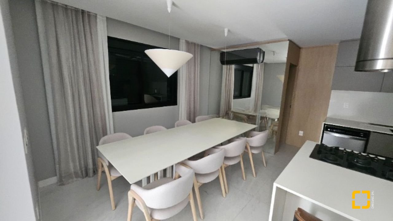 Apartamento com 180m², 7 quartos (sendo 3 suítes), 4 garagens, no bairro Centro em Florianópolis