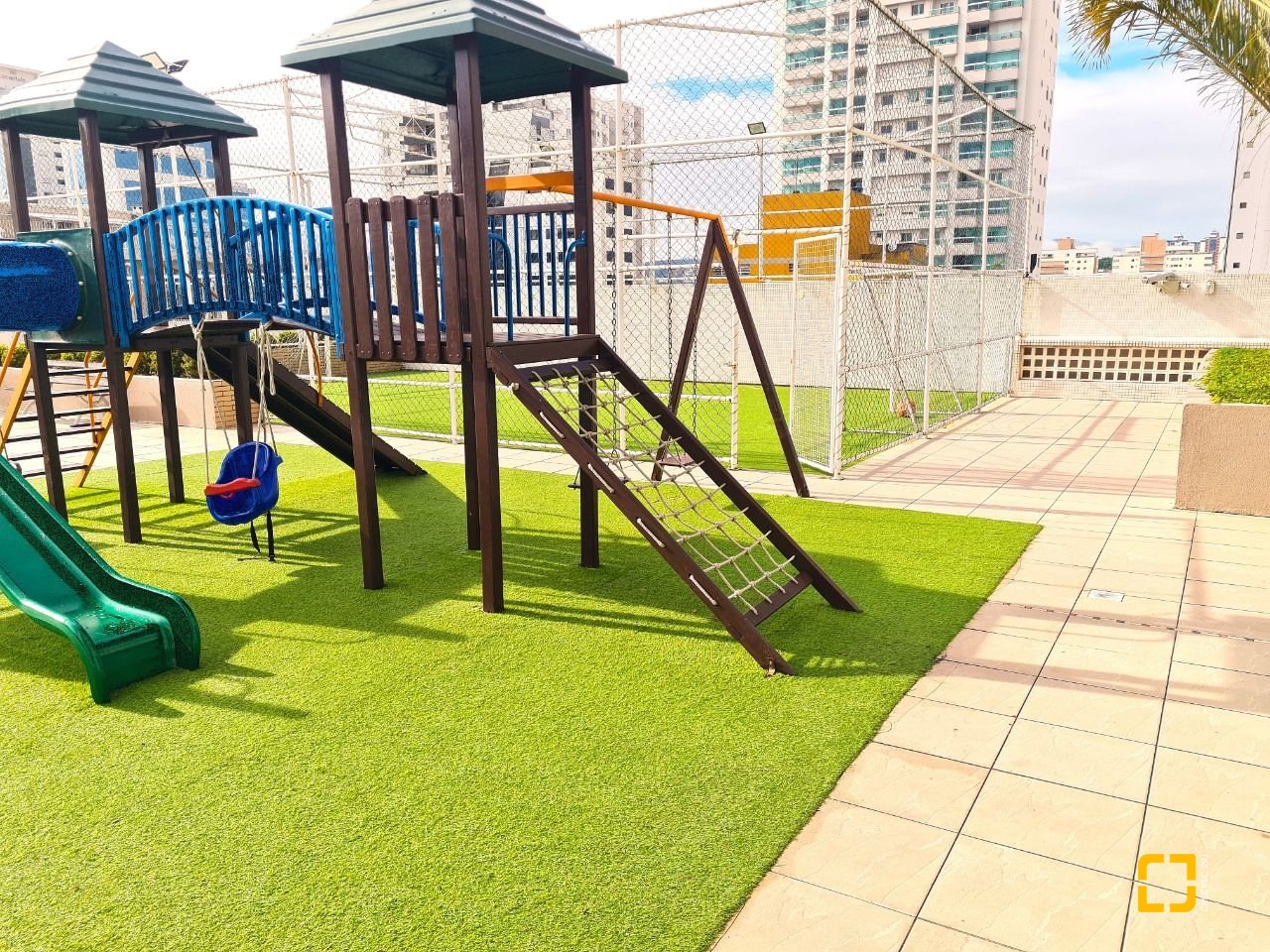 Apartamento com 126m², 4 quartos (sendo 1 suíte), 2 garagens, no bairro Estreito em Florianópolis