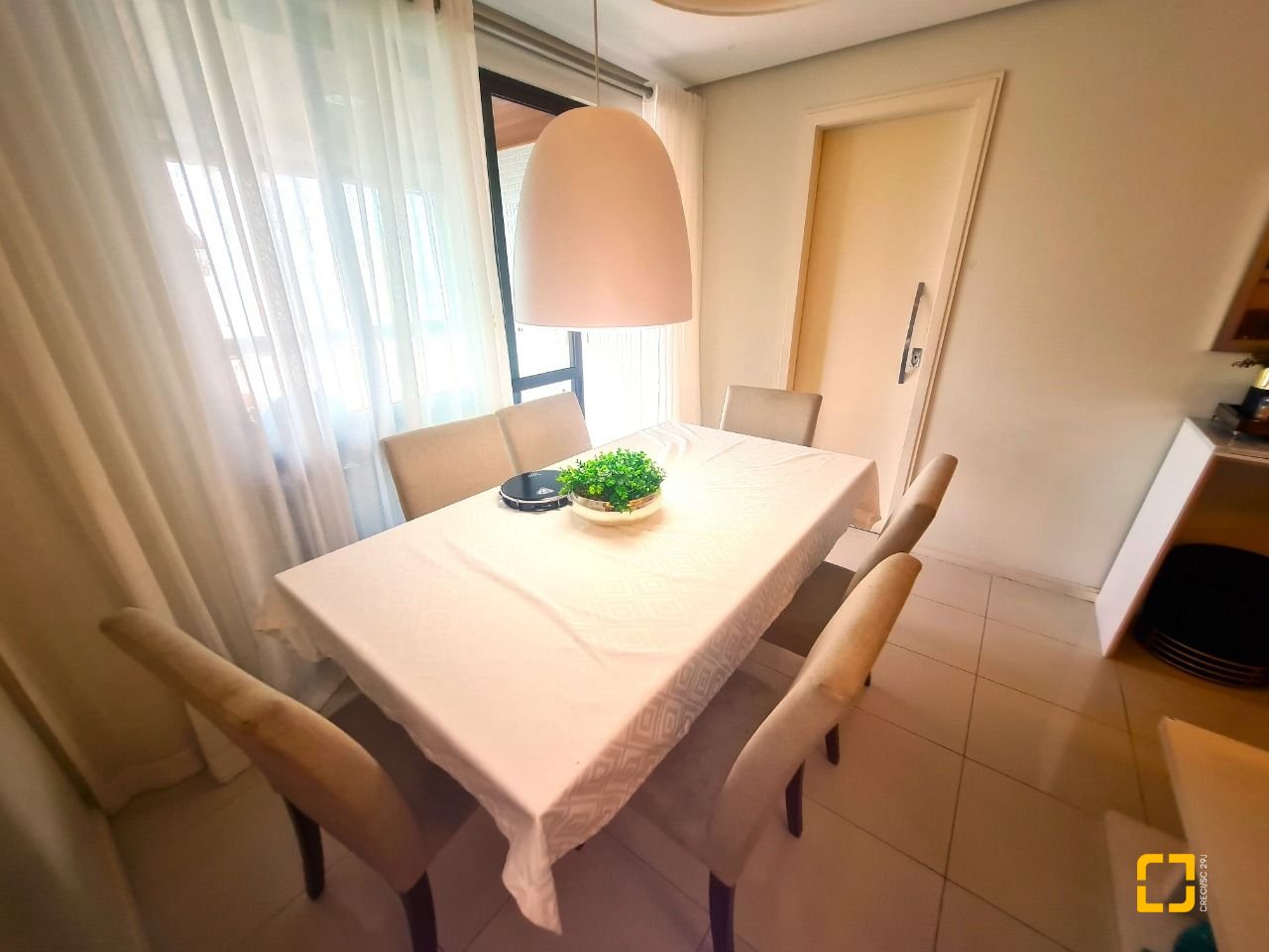 Apartamento com 126m², 4 quartos (sendo 1 suíte), 2 garagens, no bairro Estreito em Florianópolis