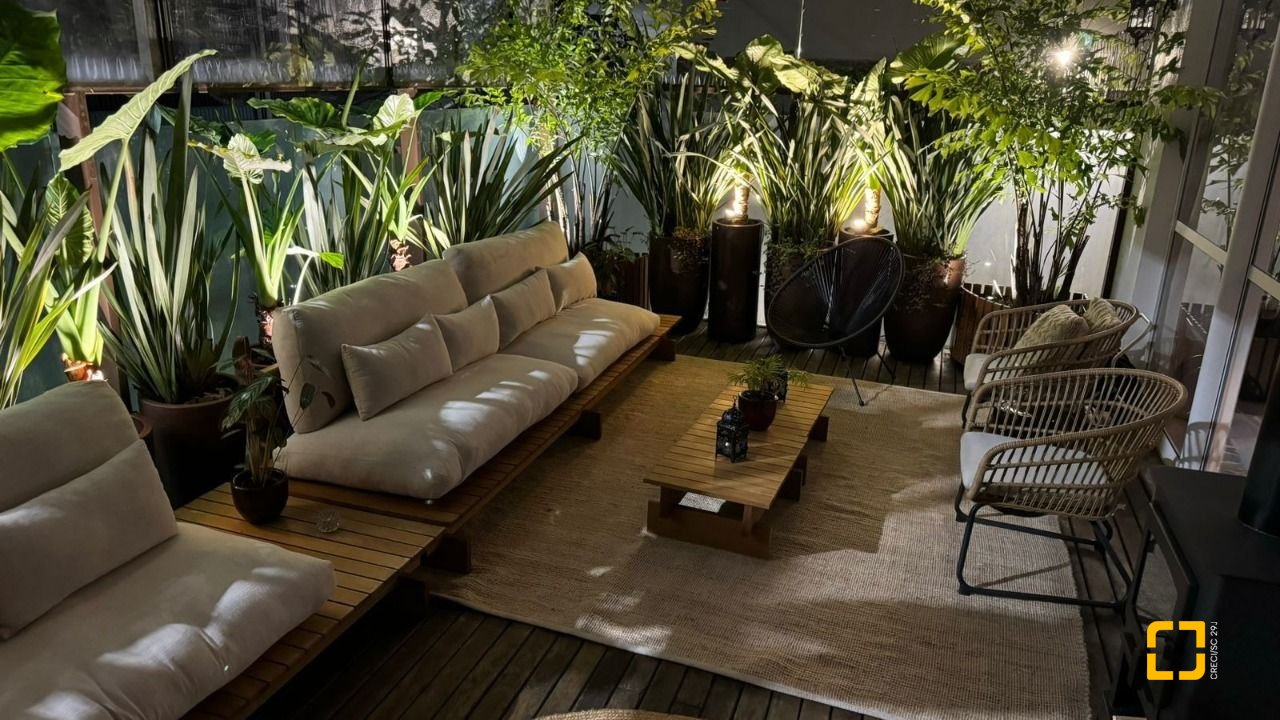 Casa com 207m², 6 quartos (sendo 3 suítes), 2 garagens, no bairro Córrego Grande em Florianópolis