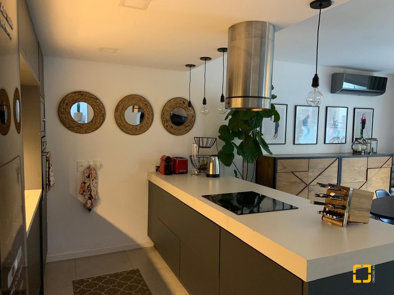 Casa com 207m², 6 quartos (sendo 3 suítes), 2 garagens, no bairro Córrego Grande em Florianópolis