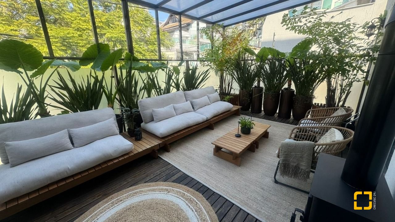 Casa com 207m², 6 quartos (sendo 3 suítes), 2 garagens, no bairro Córrego Grande em Florianópolis