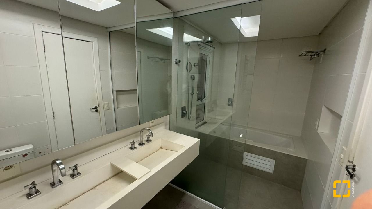 Casa com 207m², 6 quartos (sendo 3 suítes), 2 garagens, no bairro Córrego Grande em Florianópolis
