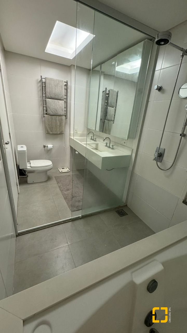 Casa com 207m², 6 quartos (sendo 3 suítes), 2 garagens, no bairro Córrego Grande em Florianópolis