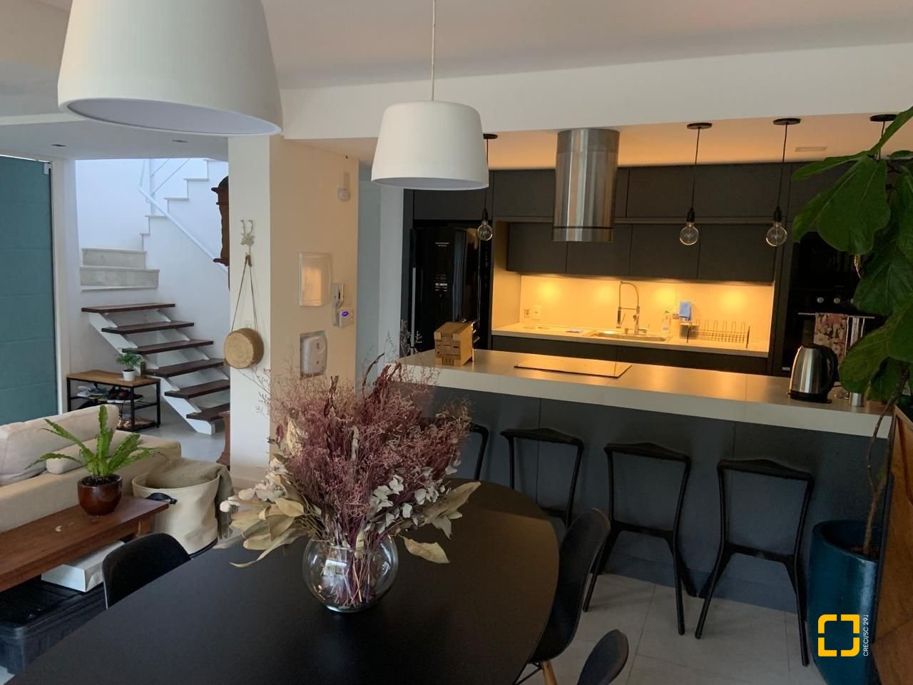 Casa com 207m², 6 quartos (sendo 3 suítes), 2 garagens, no bairro Córrego Grande em Florianópolis
