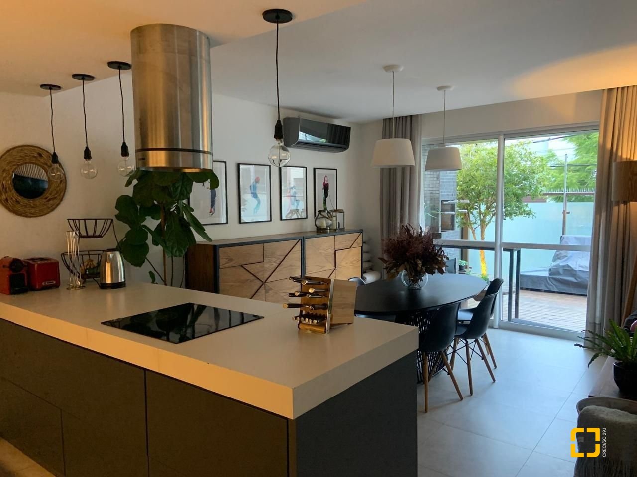 Casa com 207m², 6 quartos (sendo 3 suítes), 2 garagens, no bairro Córrego Grande em Florianópolis