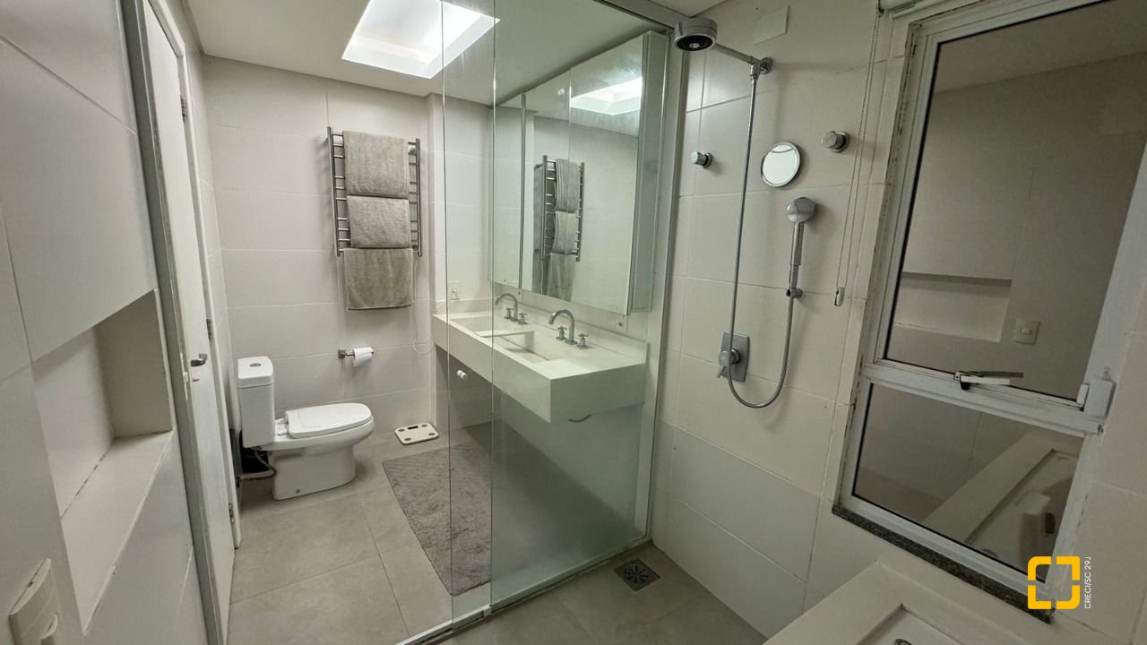 Casa com 207m², 6 quartos (sendo 3 suítes), 2 garagens, no bairro Córrego Grande em Florianópolis