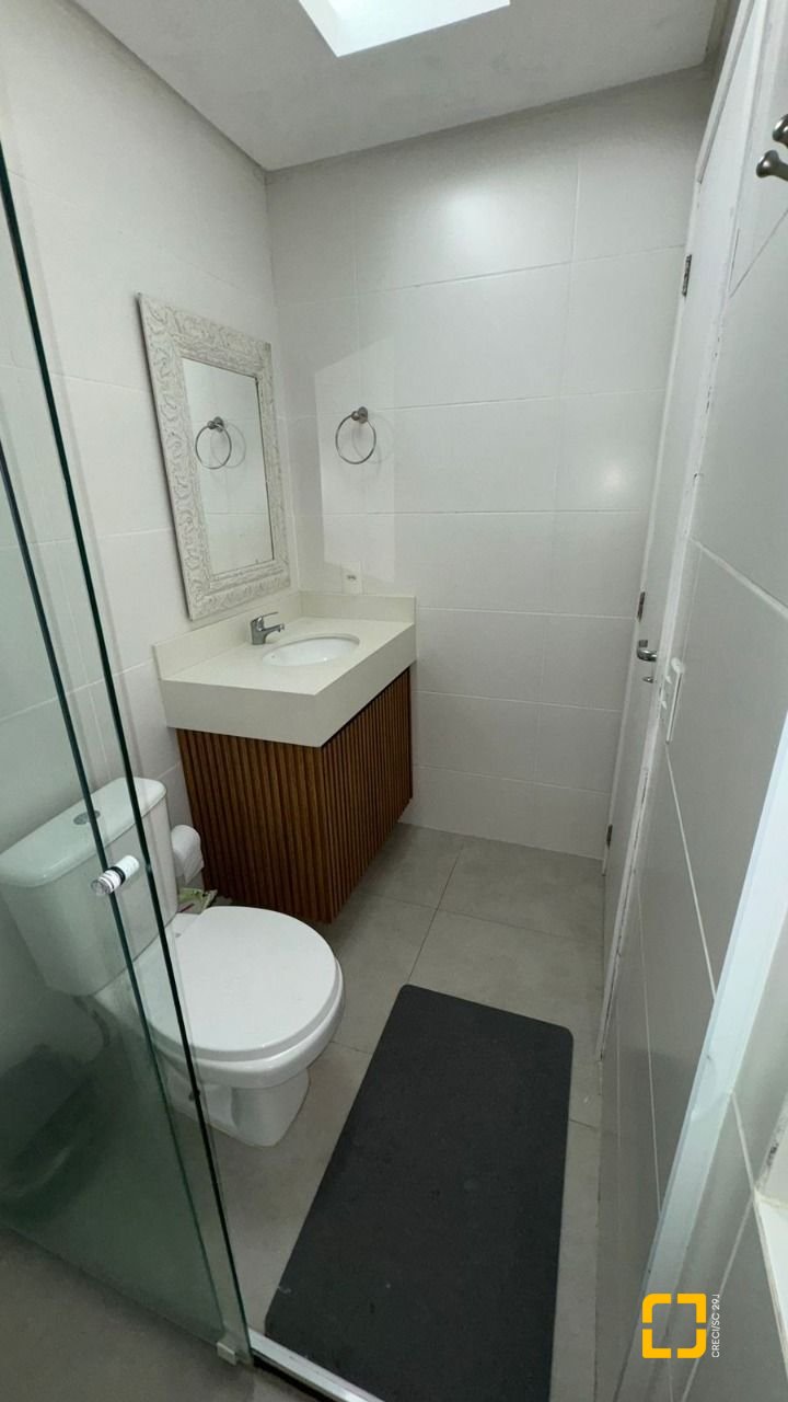 Casa com 207m², 6 quartos (sendo 3 suítes), 2 garagens, no bairro Córrego Grande em Florianópolis