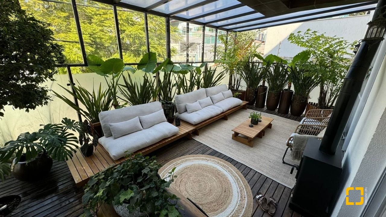 Casa com 207m², 6 quartos (sendo 3 suítes), 2 garagens, no bairro Córrego Grande em Florianópolis