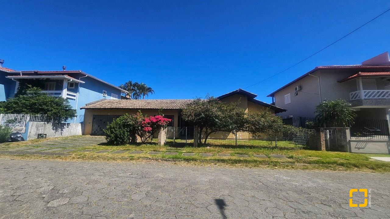 Casa com 241m², 4 quartos (sendo 2 suítes), 3 garagens, no bairro Jardim Anchieta em Florianópolis