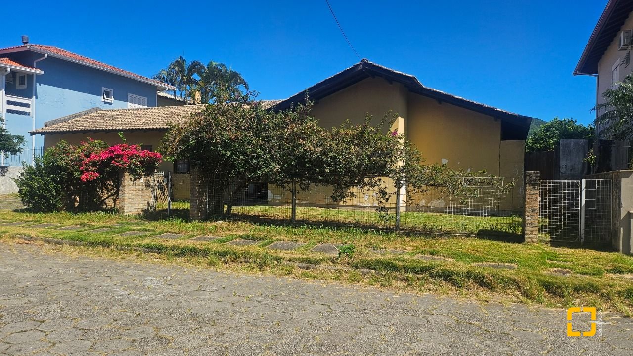 Casa com 241m², 4 quartos (sendo 2 suítes), 3 garagens, no bairro Jardim Anchieta em Florianópolis