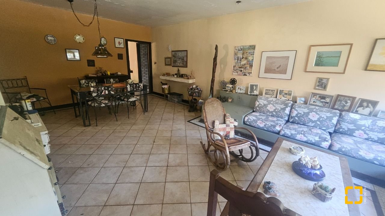 Casa com 241m², 4 quartos (sendo 2 suítes), 3 garagens, no bairro Jardim Anchieta em Florianópolis