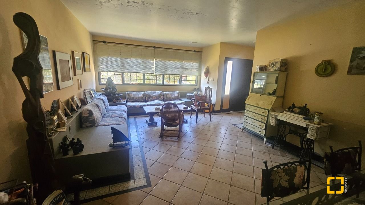Casa com 241m², 4 quartos (sendo 2 suítes), 3 garagens, no bairro Jardim Anchieta em Florianópolis