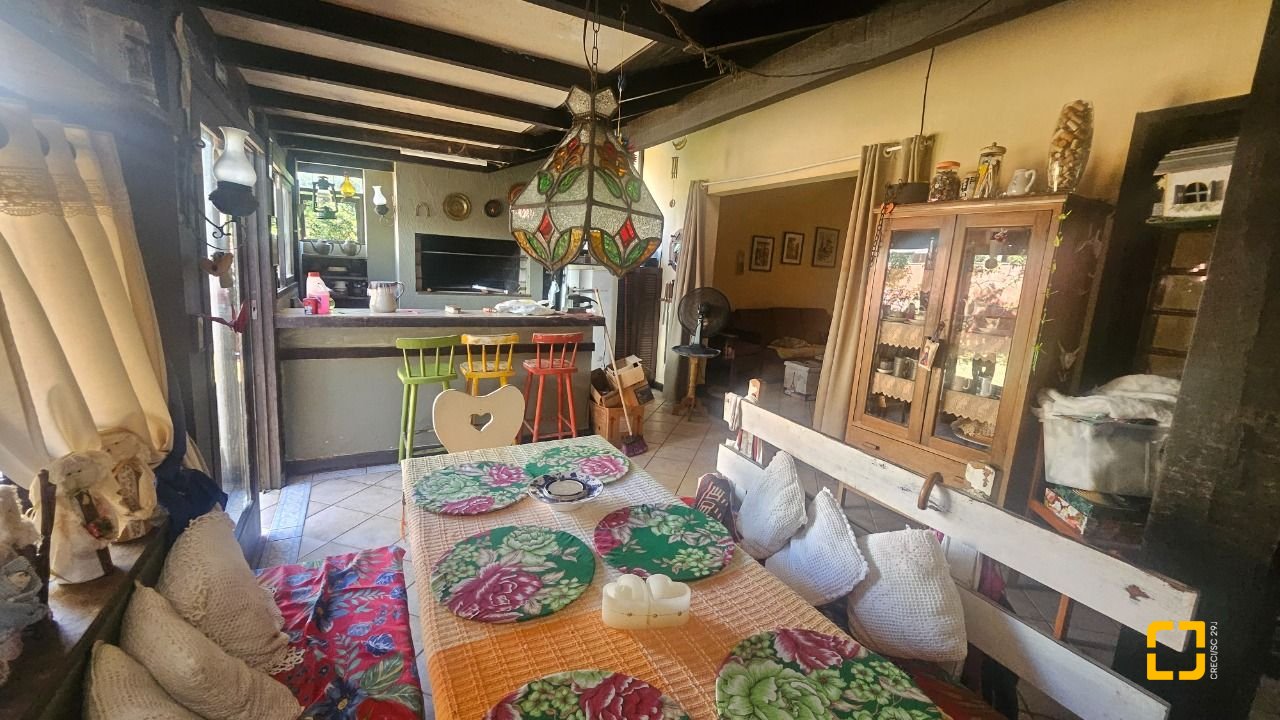 Casa com 241m², 4 quartos (sendo 2 suítes), 3 garagens, no bairro Jardim Anchieta em Florianópolis